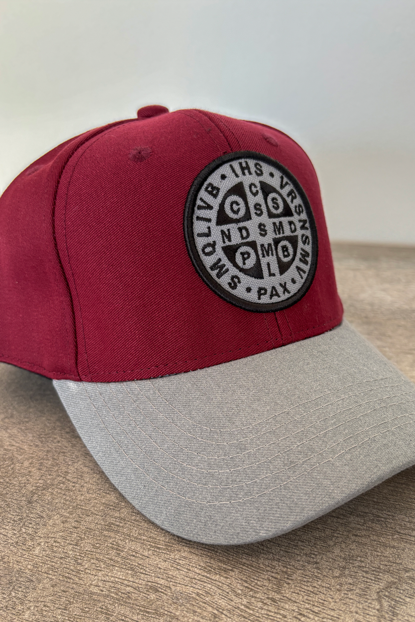 Gorra San Benito guinda